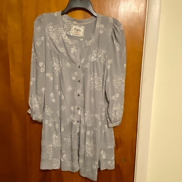 Anthropologie Tops - Anthropology Holding Horse Gray Floral Button-Down Tiered Tunic 3/4 Sleeve, Sz M
